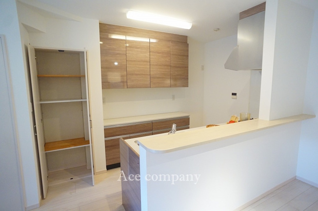 【キッチン】 | 東大阪市稲田本町2丁目 | 対面式のカウンターキッチンです♪背面にパントリー（収納）あります♪