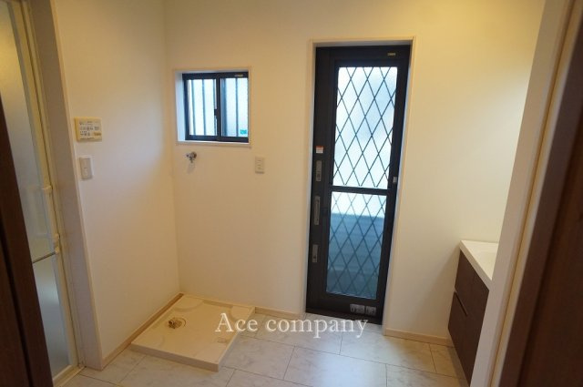 【ランドリースペース】 | 東大阪市稲田本町2丁目 | ランドリースペースに勝手口、床下収納付きです♪