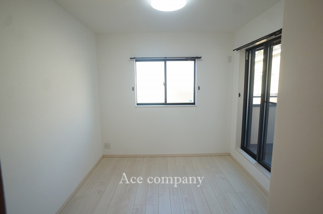 【子供部屋】 | 東大阪市稲田本町2丁目 | 【2階：洋室5帖】北側のバルコニーに面したお部屋です☆