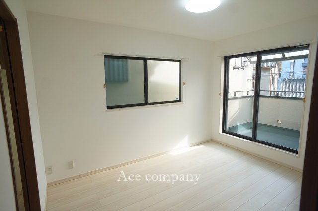 【寝室】 | 東大阪市稲田本町2丁目 | 【2階：洋室6帖】南側のバルコニーに面したお部屋です☆