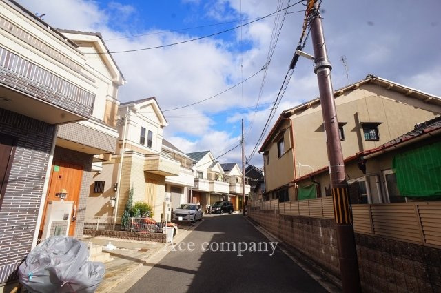 【前面道路含む現地写真】 | 東大阪市稲田本町2丁目 | 本物件は両面道路です☆【南側前面道路：幅員約4.7ｍ☆】小・中学校、徒歩4分圏内です♪