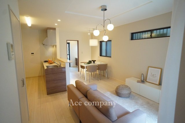 【居間・リビング】 | 東大阪市稲田本町2丁目 | 【LDK：15帖】※設置されている家具・小物・照明はディスプレイ用です。家具付きの販売ではございません。ご了承下さい。