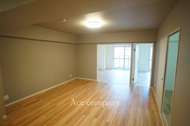 【居間・リビング】 | メガロコープ平野1号棟 | 【LDK：24.5平米】全室クロス貼替え、床フローリング・CF張替え、建具新調、ハウスクリーニング済みです☆