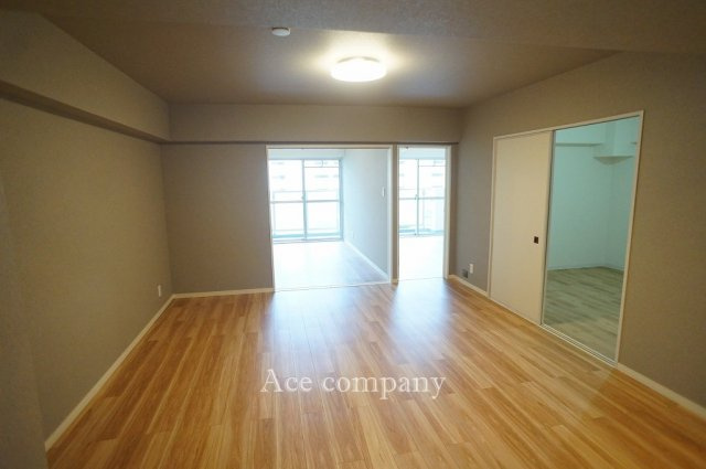 【居間・リビング】 | メガロコープ平野1号棟 | 【LDK：24.5平米】リビングを中心に各居室へ♪