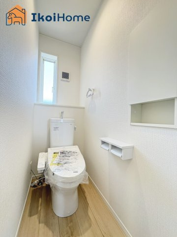明石市二見町西二見第22　1号棟　新築戸建のトイレ|◆同社施工例◆トイレが2か所あるので夜中も安心です。朝のトイレ渋滞も心配いりません。
