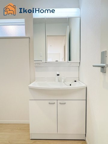 明石市二見町西二見第22　1号棟　新築戸建の洗面所|【ホームページに現地動画掲載中】●年中無休：当日予約可●洗面台はお化粧をする時に便利な３面鏡。