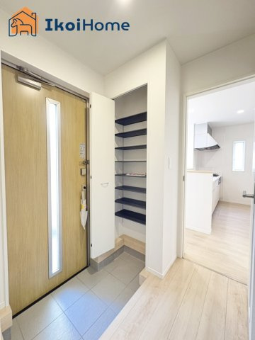 明石市二見町西二見第22　1号棟　新築戸建の玄関|【ホームページに現地動画掲載中】●年中無休：当日予約可●大きな靴箱が付いています。