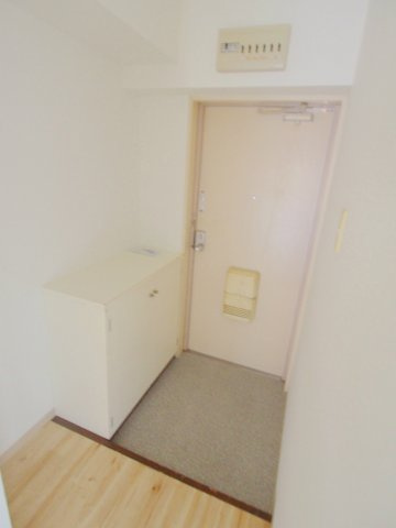 神田駅前ビルの玄関