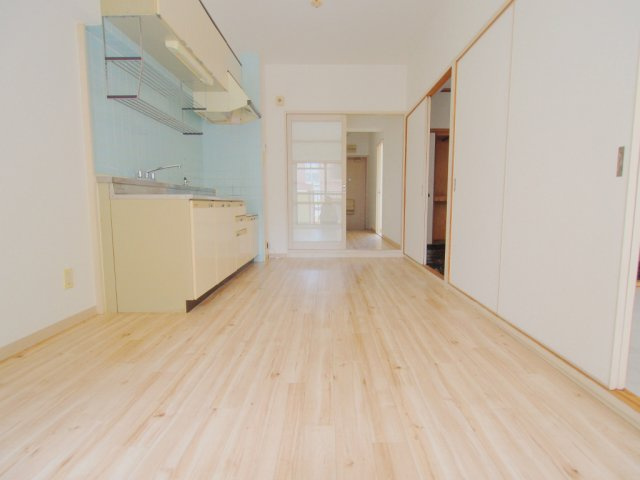 神田駅前ビルの居間・リビング