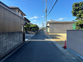 【前面道路含む現地写真】 | 土地　玉島阿賀崎三丁目　全1区画　88.72坪 | 前面道路は南側、幅員約4ｍの公道です。