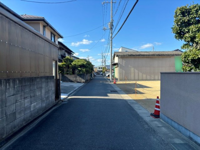 【前面道路含む現地写真】 | 土地　玉島阿賀崎三丁目　全1区画　88.72坪 | 前面道路は南側、幅員約4ｍの公道です。