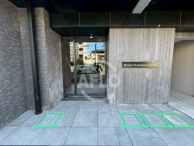 レジュールアッシュ緑橋駅前のエントランス