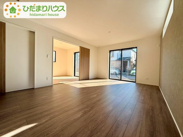 野田市柳沢新田5期　新築戸建　1号棟の居間・リビング|リビング大きな窓からは、暖かな日の光が降り注ぎます・・・							
