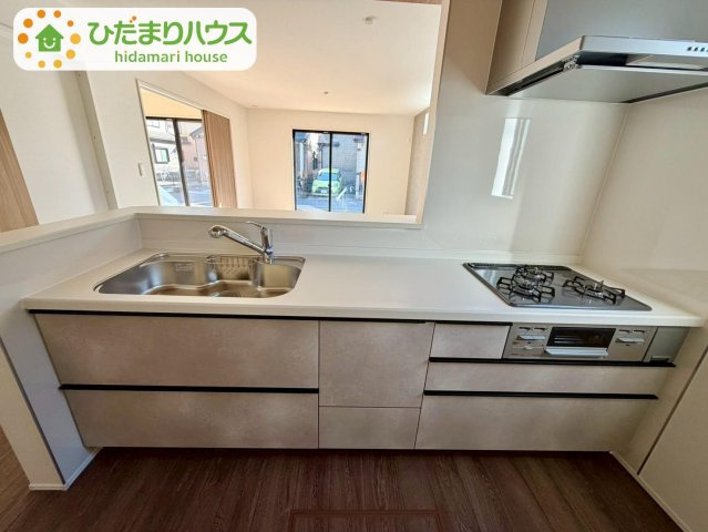 野田市柳沢新田5期　新築戸建　1号棟のキッチン|手元は隠しながら、リビングとも会話できるセミオープンキッチン							
