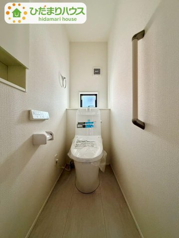 野田市柳沢新田5期　新築戸建　1号棟のトイレ|小窓が付いているので、トイレも明るい空間になっております♪							
