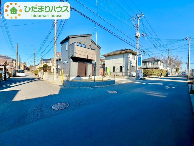 野田市柳沢新田5期　新築戸建　1号棟の前面道路含む現地写真|角地で日当たり良好(^^)/			
