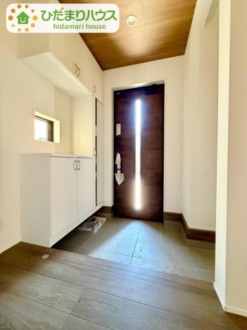 野田市柳沢新田5期　新築戸建　1号棟の玄関|飾り棚としても演出できるコの字型の下駄箱で、お客様を心地よくお迎え♪							
