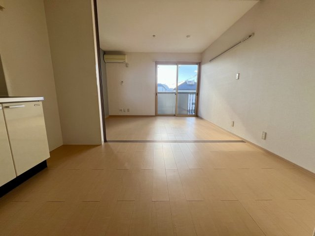 西中居ハイツＡの居間・リビング|高崎、前橋エリアのお部屋探しはエンドスケープまで！お客様の理想お聞かせ下さい♪
内装の色味が画像と異なる場合がございます。