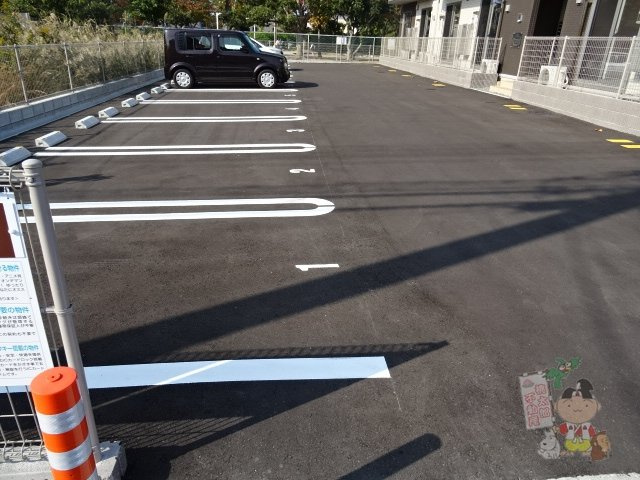 グレイス西崎の駐車場