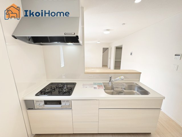 明石市二見町西二見第22　2号棟　新築戸建のキッチン|◆同社施工例◆人気の対面式のキッチン♪調理スペースもゆったり！使いやすいです！