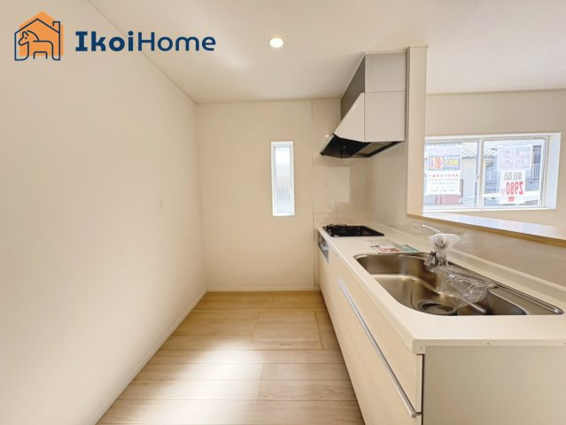 明石市二見町西二見第22　2号棟　新築戸建のキッチン|◆同社施工例◆キッチンと同色のカップボードの設置依頼を承ることが多いです。お気軽にご相談下さいませ