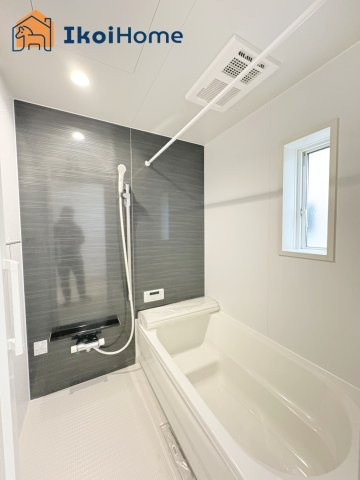 明石市二見町西二見第22　2号棟　新築戸建の浴室|◆同社施工例◆足を伸ばしてご入浴いただけるゆったりとした浴槽です。ベンチタイプで半身浴も可能です。