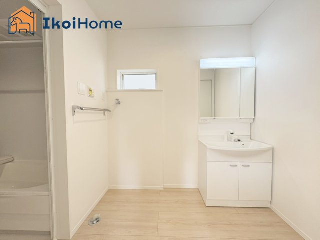 明石市二見町西二見第22　2号棟　新築戸建の洗面所|◆同社施工例◆洗面台はお化粧をする時にも便利な３面鏡＆お掃除の際にも便利なハンドシャワータイプです。