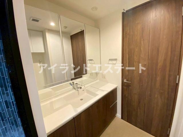 ガーデン東が丘アネックス　角部屋　南東向き　ウォークインクローゼットの洗面所