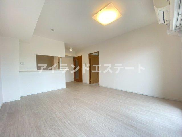 SOCIETY KAKINOKIZAKA ANNEX　敷地内駐車場有　オートロック　ファミリー向けの居間・リビング