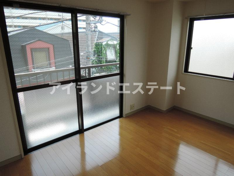 NSハイム　バストイレ別　脱衣所　角住戸の居間・リビング