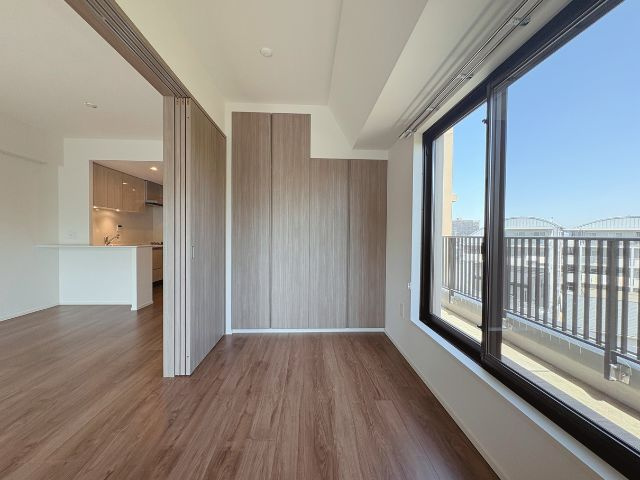 アンビシャスガーデン鶴瀬 の洋室|4.3畳です。ルーフバルコニーがあるので開放感があります。