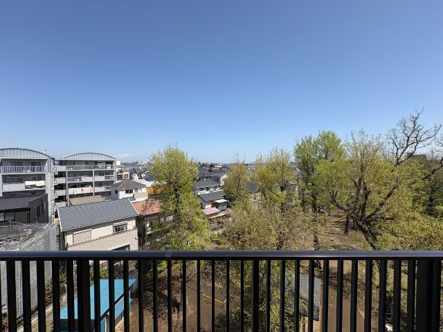 アンビシャスガーデン鶴瀬 の展望|ルーフバルコニーからの眺望です。