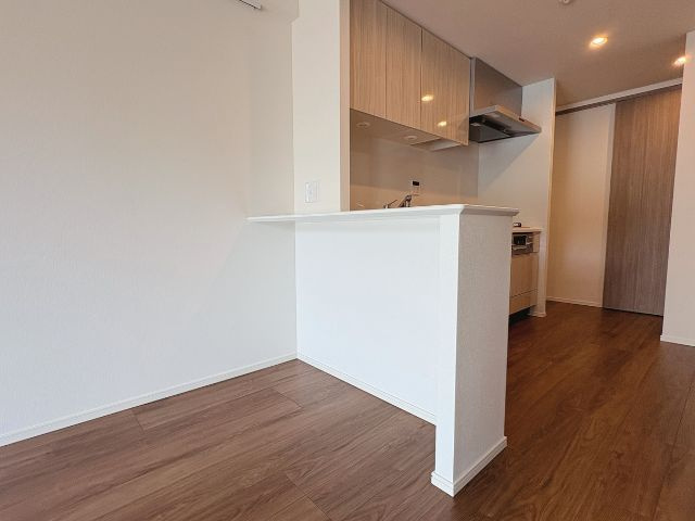 アンビシャスガーデン鶴瀬 のダイニング|カウンター付きで配膳やちょっとした作業にも便利。