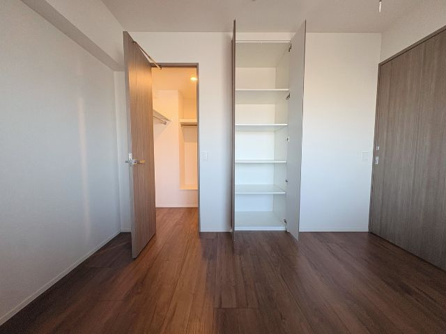 アンビシャスガーデン鶴瀬 の収納|ウォークインクローゼットの他に物入もあります。