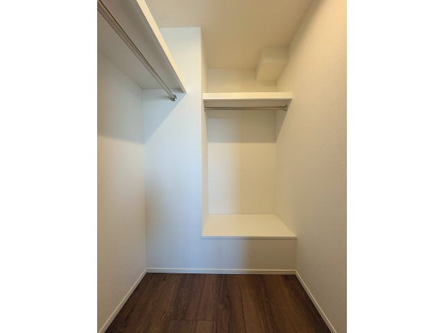 アンビシャスガーデン鶴瀬 の収納|ウォークインクローゼットです。季節物や、ワンピースなどかける収納ができ便利です。