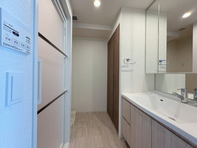 アンビシャスガーデン鶴瀬 の洗面所|明るく清潔感のある洗面室です。