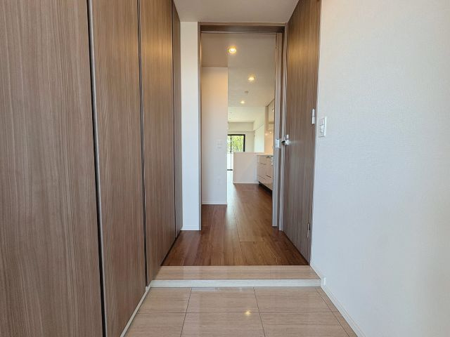 アンビシャスガーデン鶴瀬 の玄関|木の温もりと清潔感のある玄関です。