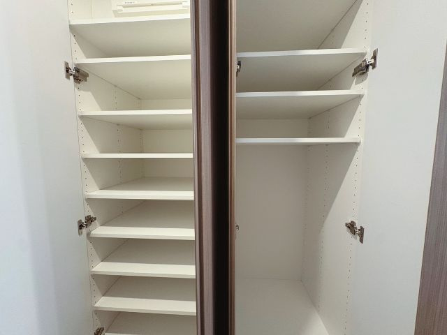 アンビシャスガーデン鶴瀬 の収納|シューズボックスと物入が玄関にあるので、常に片付いた美しい玄関が、住まいの品格と日々のゆとりを