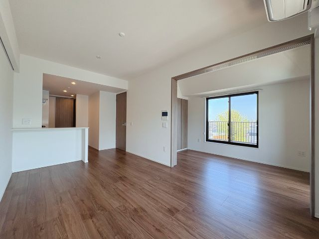 アンビシャスガーデン鶴瀬 の居間・リビング|角部屋で明るいリビングダイニングです。8.0畳です。