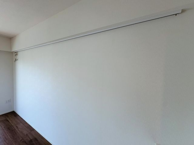 アンビシャスガーデン鶴瀬 のその他|壁を傷つけずにインテリアを楽しめるピクチャーレール付き。