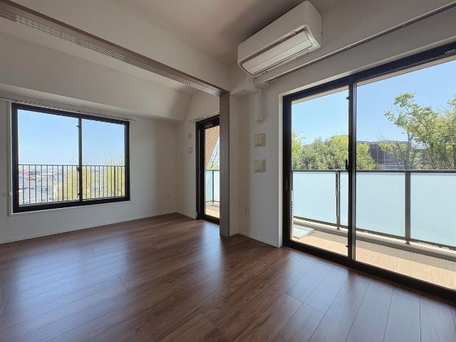 アンビシャスガーデン鶴瀬 の居間・リビング|リビング隣の洋室を開放すると12.3畳の広さになります。