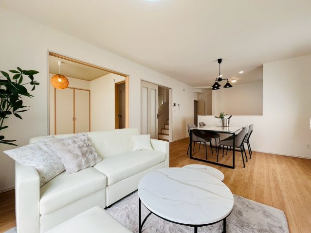 ＋＋読谷村瀬名波-B号棟（全2棟）の居間・リビング