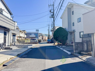 【前面道路含む現地写真】 | 世田谷区喜多見5丁目 | すっきとした街並みがきれいな住宅地です。前面道路も広々とておりますので大きなお車でも安心です。