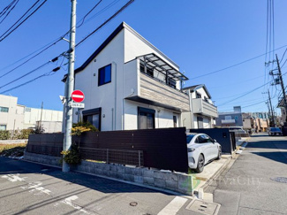 【外観】 | 世田谷区喜多見5丁目 | 爽やかな青空の下に贅沢なほどに降り注ぐ陽光、豊かな居住性と、クオリティが見事に調和した住空間は、住まうことの喜びを感じさせてくれます。