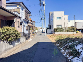 【前面道路含む現地写真】 | 世田谷区喜多見5丁目 | すっきとした街並みがきれいな住宅地です。前面道路も広々とておりますので大きなお車でも安心です。