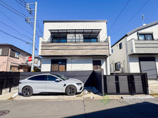 【外観】 | 世田谷区喜多見5丁目 | 爽やかな青空の下に贅沢なほどに降り注ぐ陽光、豊かな居住性と、クオリティが見事に調和した住空間は、住まうことの喜びを感じさせてくれます。