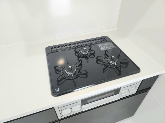 RESET HOUSE－リセットハウス小倉南区葛原2丁目3期のキッチン|同時調理可能な三ツ口ガスコンロ♪