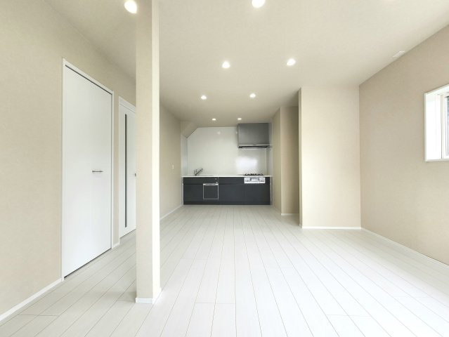 RESET HOUSE－リセットハウス小倉南区葛原2丁目3期の居間・リビング|ダウンライトとアクセントクロスが素敵です♪