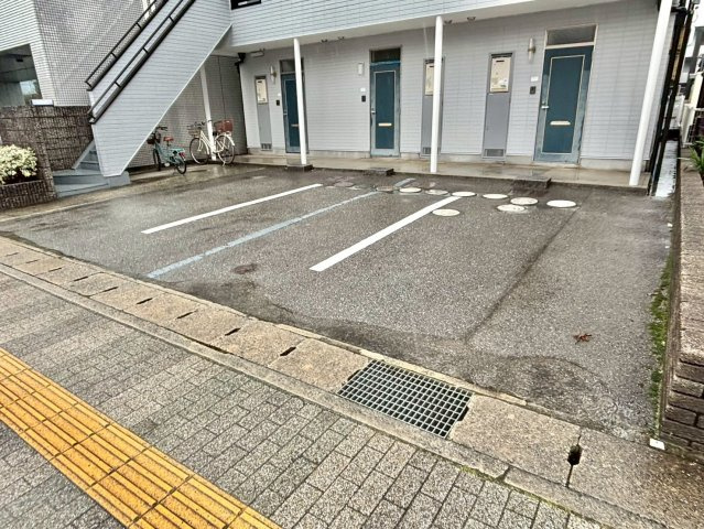 サクシードハイツ北条の駐車場