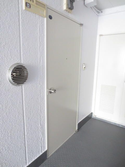 横浜市金沢区六浦５丁目の賃貸マンションの玄関